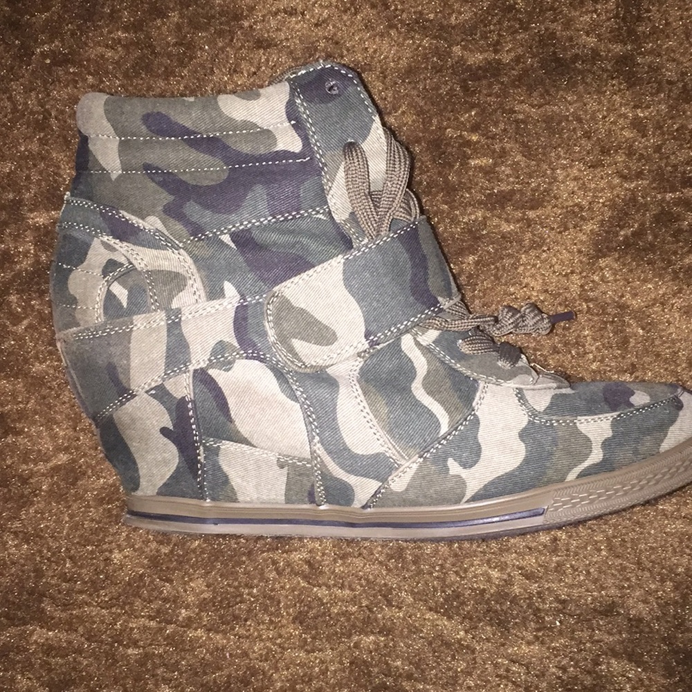 Wedge boot